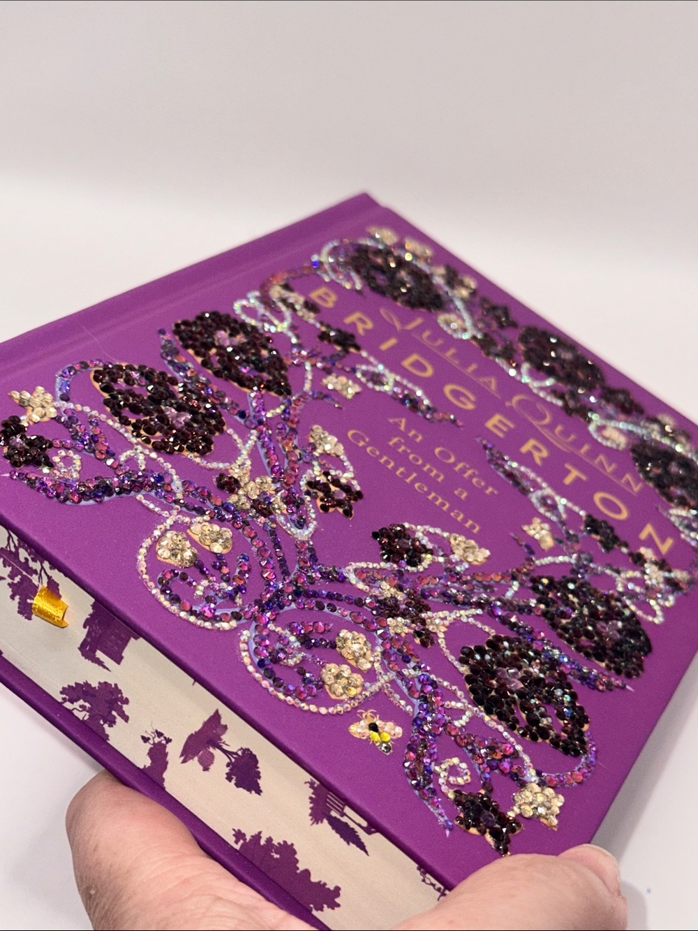 Bridgerton: An Offer from a Gentleman by Julia Quinn - Embellished hardcover - Picture 7 of 7